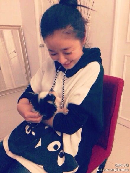 林心如抱着小狗爱心满溢