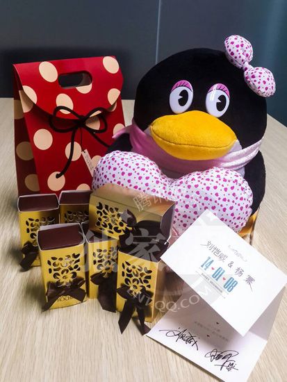 杨幂刘恺威大婚喜糖喜帖曝光 新娘参与设计婚纱