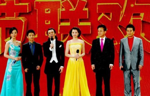 蛇年春晚主持阵容(资料图)。今年张国立将替李咏撒贝宁。