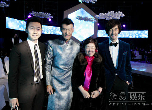 张鲁一与昭仪珠宝董事长王云鹤女士、张意承先生、服装设计师劳伦斯许。