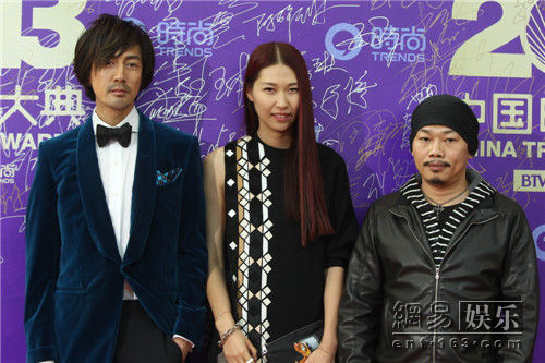 张鲁一与明星资深造型师李晖、华语乐坛金牌作词人方文山。