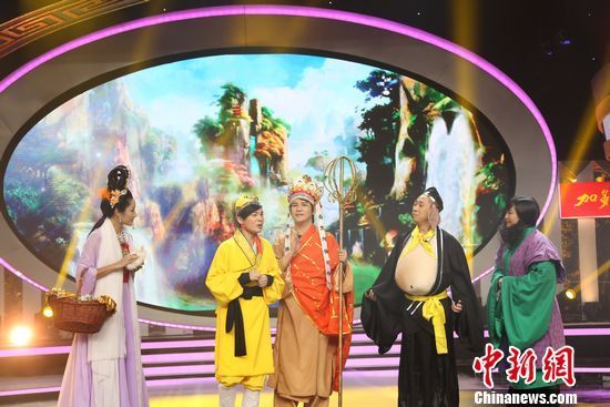 大张伟在湖南卫视元宵喜乐会表演情景剧。