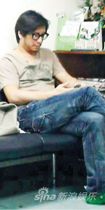 彭顺被网民拍到自顾自坐在一旁看手机