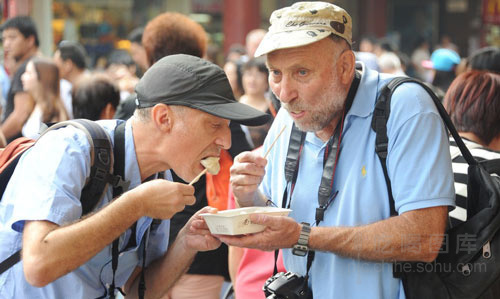 全国十大人气小吃街 游客满嘴食物仍不停