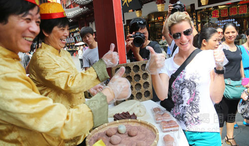 全国十大人气小吃街 游客满嘴食物仍不停