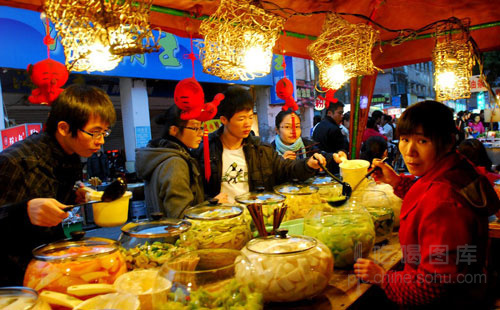 全国十大人气小吃街 游客满嘴食物仍不停