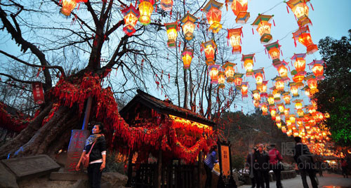 全国十大人气小吃街 游客满嘴食物仍不停