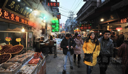 全国十大人气小吃街 游客满嘴食物仍不停