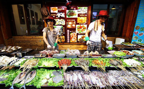 全国十大人气小吃街 游客满嘴食物仍不停