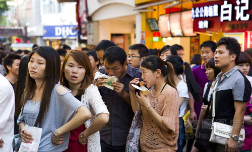全国十大人气小吃街 游客满嘴食物仍不停