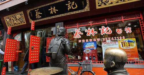 全国十大人气小吃街 游客满嘴食物仍不停