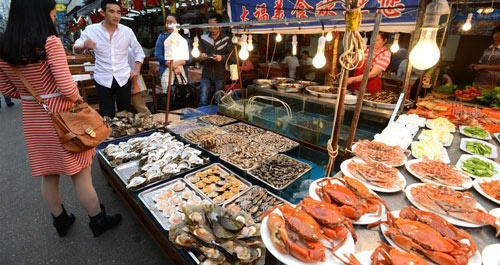 全国十大人气小吃街 游客满嘴食物仍不停