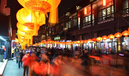 全国十大人气小吃街 游客满嘴食物仍不停