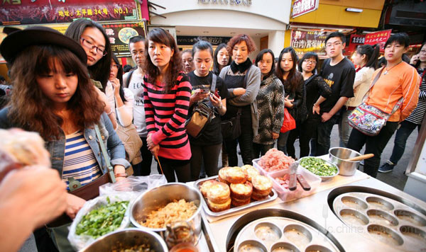 全国十大人气小吃街 游客满嘴食物仍不停