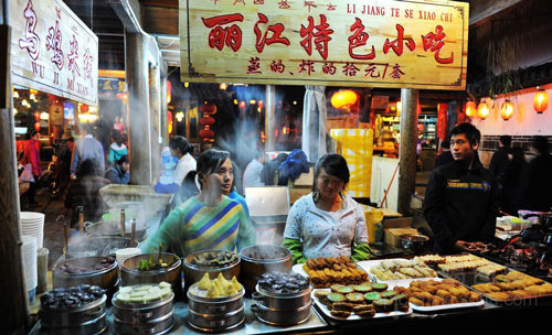 全国十大人气小吃街 游客满嘴食物仍不停