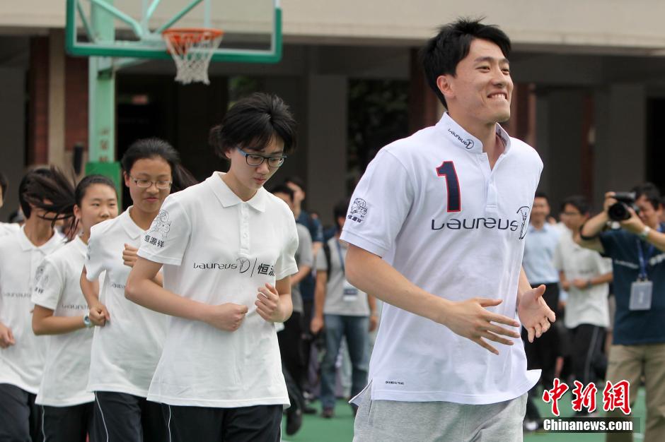 刘翔走进校园教授中学生跨栏