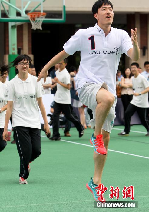 刘翔走进校园教授中学生跨栏