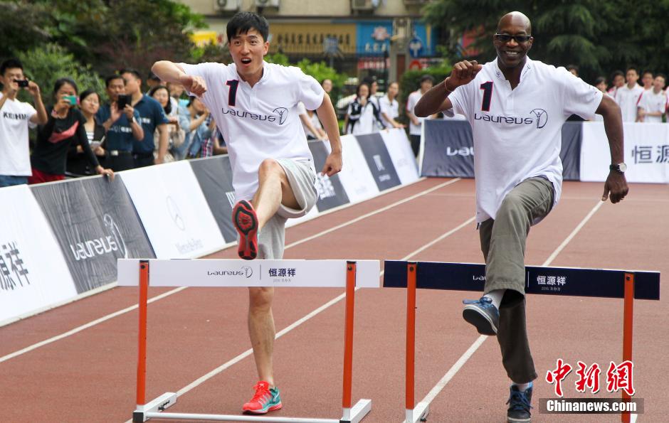 刘翔走进校园教授中学生跨栏