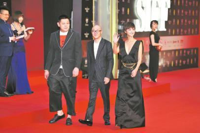 《胜利》剧组走红毯,只可惜黄海波未能参加。 《胜利》剧组走红毯,只可惜黄海波未能参加。