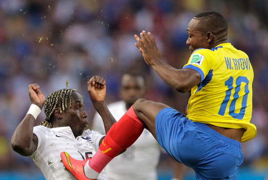 萨尼亚被对手踹到