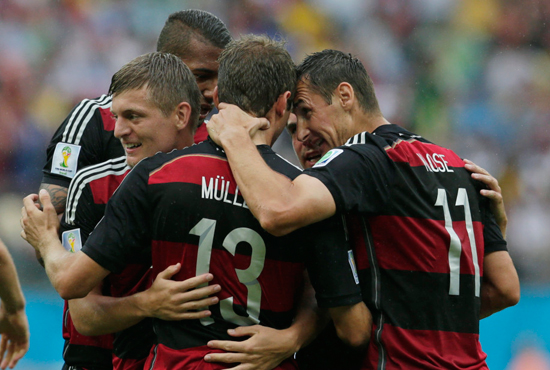 队友拥抱穆勒庆祝进球