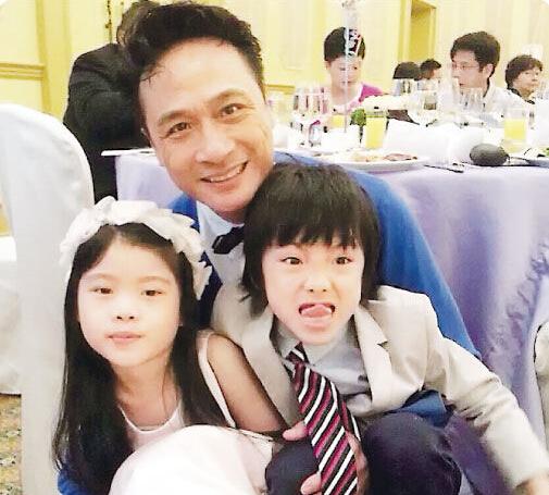 吴镇宇(微博)晒“龙凤胎”子女照片 吴镇宇(微博)晒“龙凤胎”子女照片