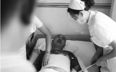 昨天,郑州市第一人民医院,被打伤的郑州管城区执法队员唐建伟在接受治疗。 昨天,郑州市第一人民医院,被打伤的郑州管城区执法队员唐建伟在接受治疗。