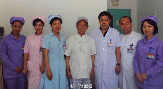 田连元在医院中与医护人员合影(图片来自网络) 田连元在医院中与医护人员合影(图片来自网络)