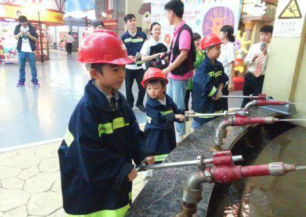 张柏芝带两子上海游Lucas、Quintus变消防员 张柏芝带两子上海游Lucas、Quintus变消防员