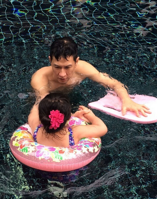 张家辉手把手教Angela游泳