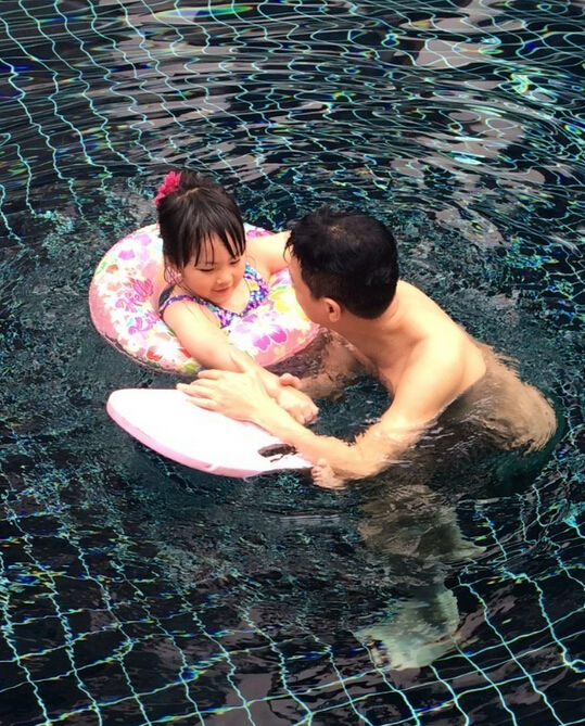 张家辉手把手教Angela游泳