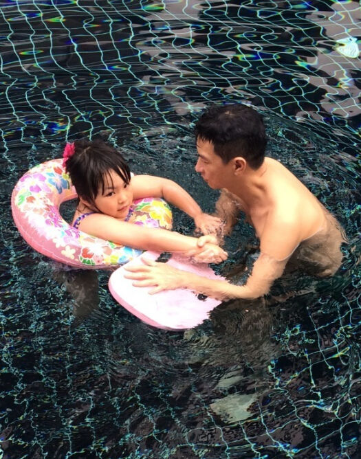 张家辉手把手教Angela游泳
