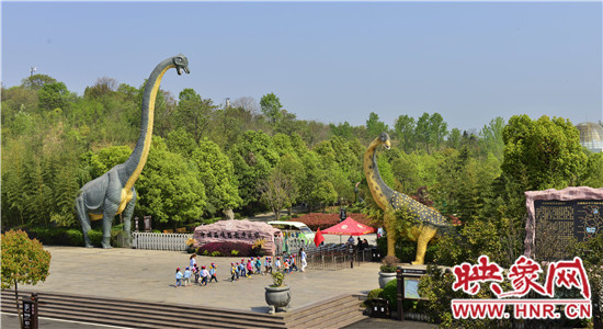 恐龙王国欢乐行 探秘戏水乐不停