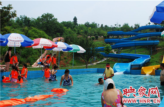 恐龙王国欢乐行 探秘戏水乐不停