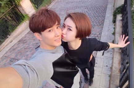 　　戚薇微博晒与李承铉亲吻照