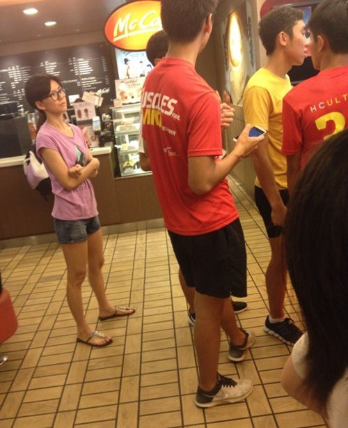 孙燕姿排队买快餐