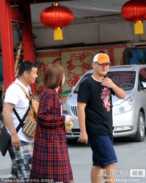 赵本山儿子现身刘老根大舞台 帅气低调