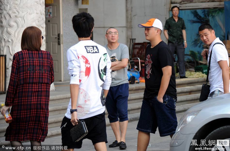 赵本山儿子现身刘老根大舞台 帅气低调